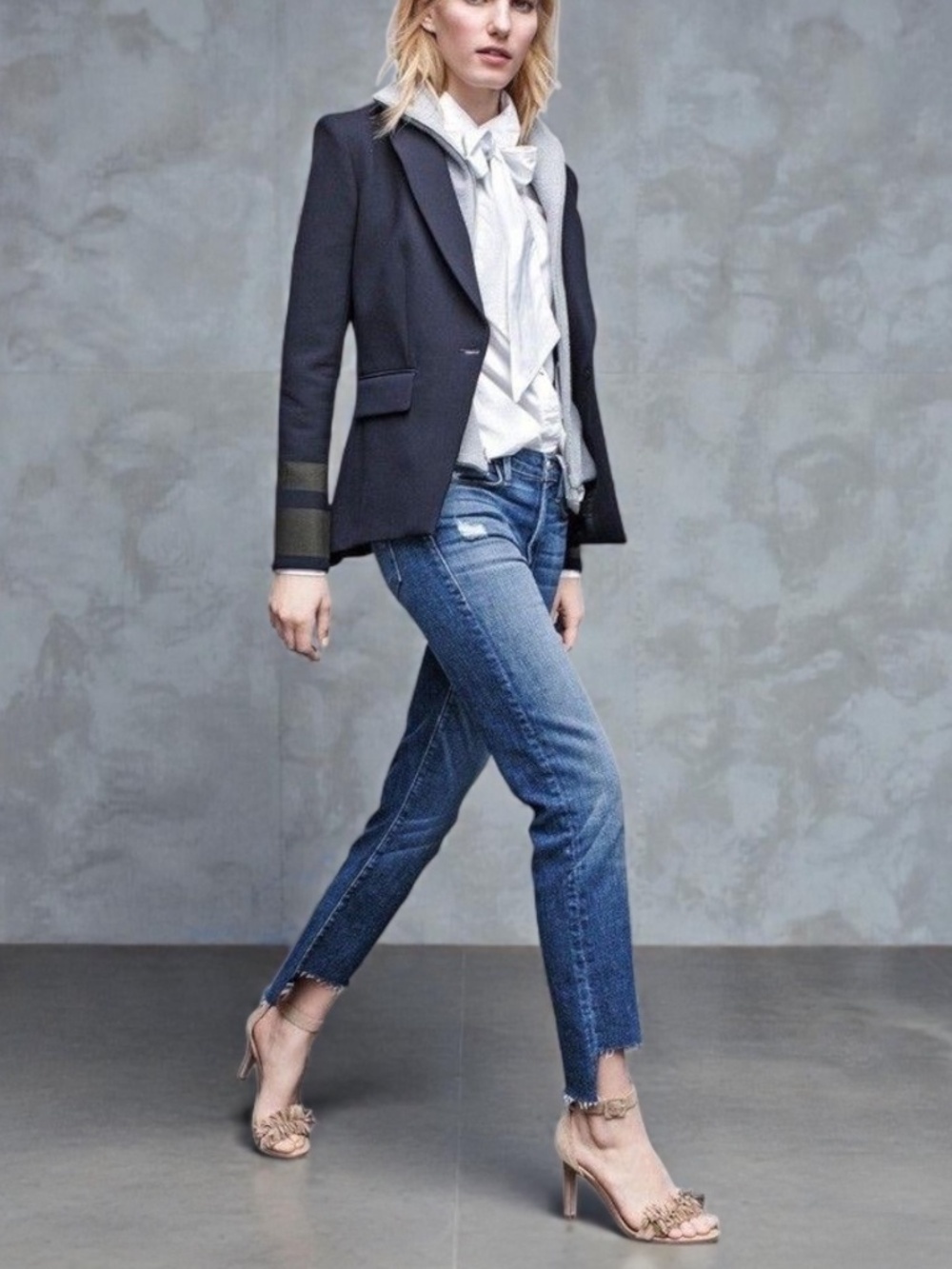 FRAME 'Le High Straight' High Rise Staggered Hem Jeans in Carroll Wash Size 28